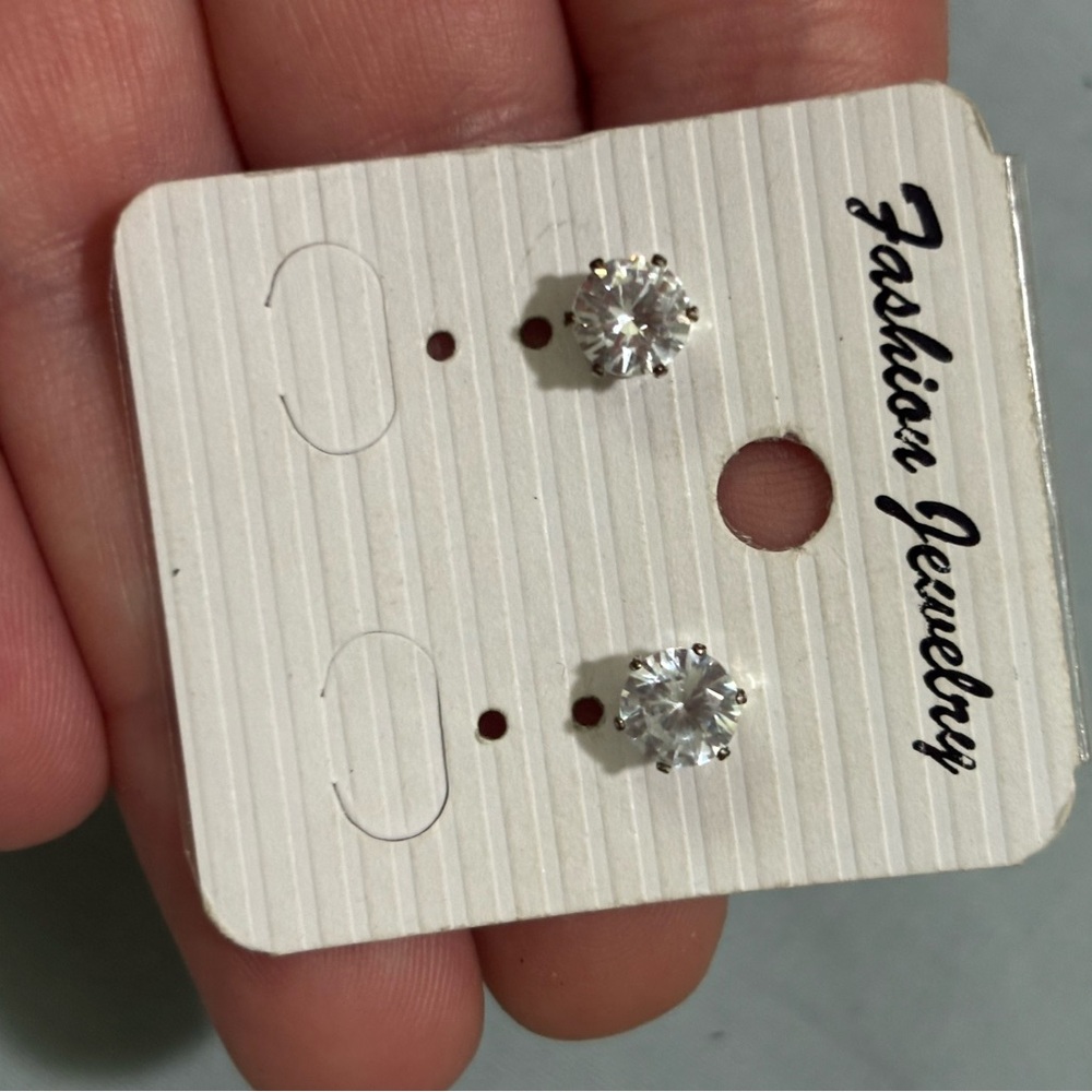 Stud earrings - Picture 16 of 16